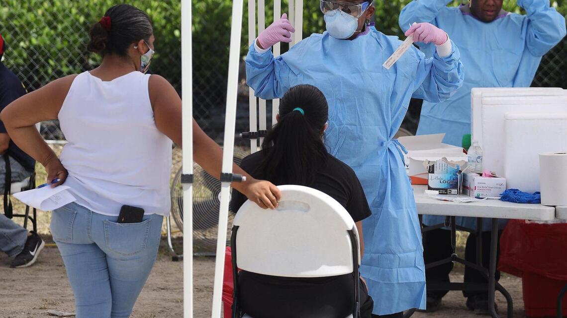 Caen las muertes de COVID-19, pero se teme grave repunte en fin de semana feriado