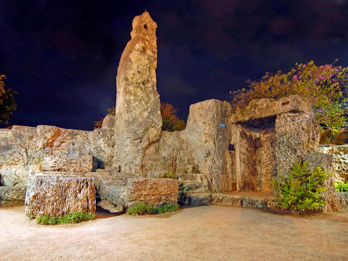 El Coral Castle fue construido con piedras de varias toneladas en un terreno al sur de Miami por el inmigrante Edward Leedskalnin. Convertido en una atracción turística, hoy puede recorrerse con ayuda de guías que explican los secretos que encierran estas piedras.