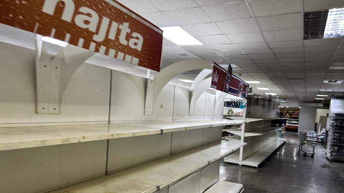 Vista de los estantes vacíos en el supermercado más grande de La Habana, ubicado a pocos metros de un nuevo mercado que vende exclusivamente en dólares y ofrece numerosas ofertas, el 5 de enero de 2025.
El gobierno cubano celebró un nuevo acuerdo con Brasil en plena crisis, pero para fortalecer la propaganda política de ambos países.
(Foto de YAMIL LAGE / AFP) (Foto de YAMIL LAGE / AFP vía Getty Images)