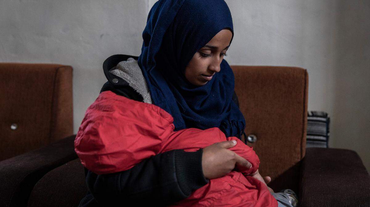 Hoda Muthana, quien nació en Estados Unidos, se unió al Estado Islámico hace cuatro años. En la foto junto a su hijo en un centro de detención en Al-Hawl, Syria.