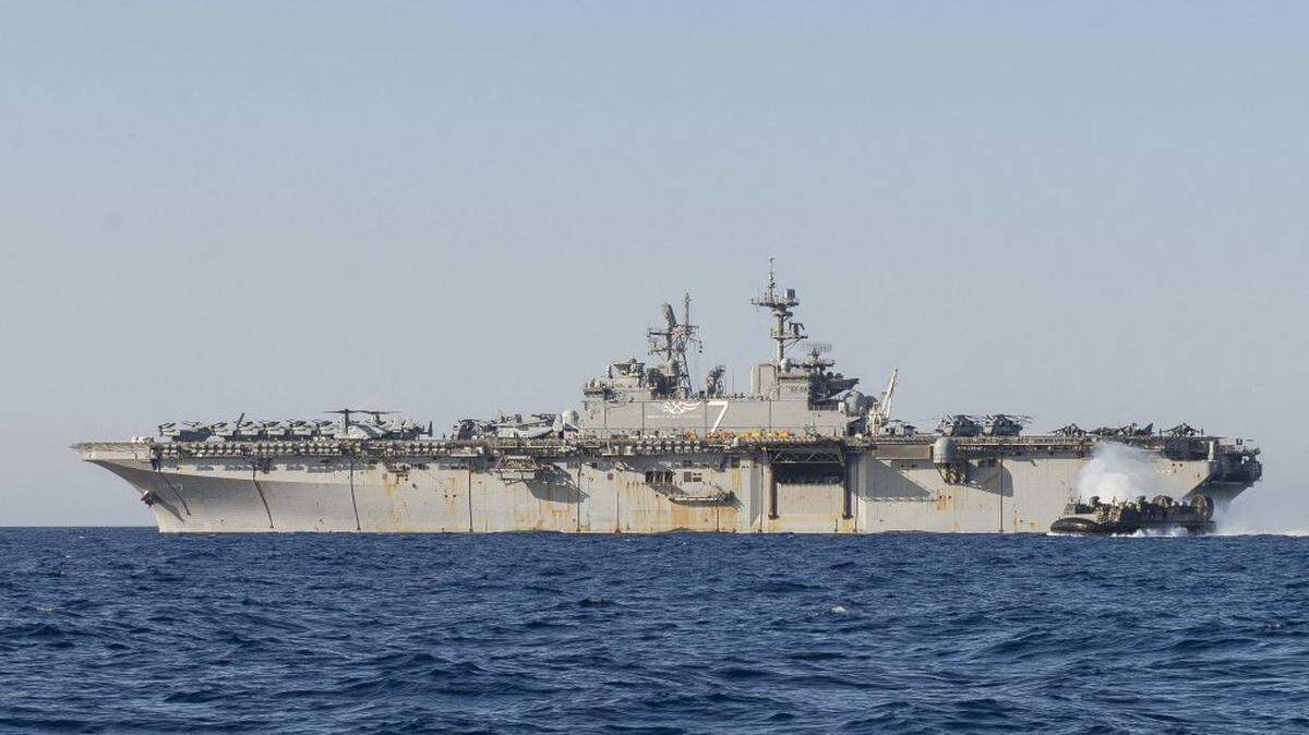 El cabo primero Chukwuemeka E. Oforah, de 21 años, murió  tras caer por la borda del buque de asalto anfibio USS Iwo Jima durante unas operaciones en el Mar Caribe, informaron el jueves las fuerzas armadas de Estados Unidos.
