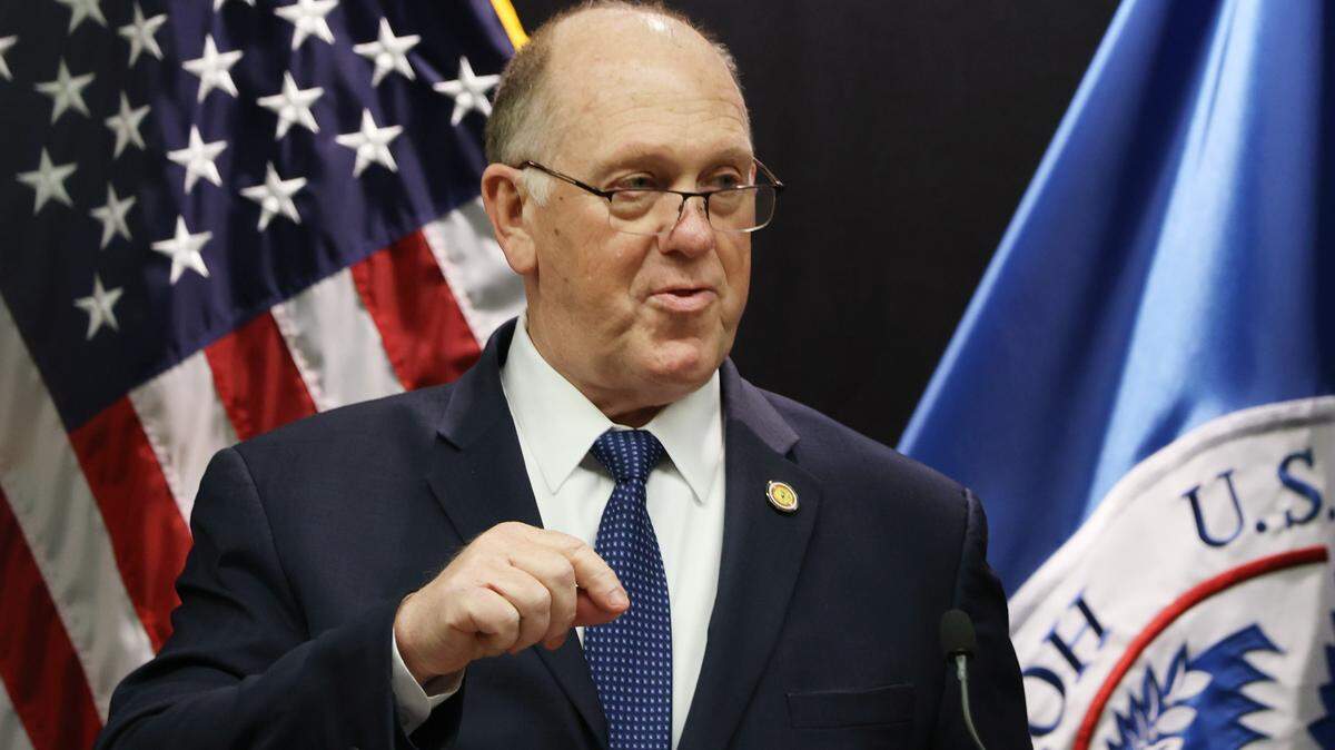 El “zar fronterizo” Tom Homan habla durante una conferencia de prensa sobre las operaciones de cumplimiento migratorio en curso el 29 de enero de 2026 en Minneapolis, Minnesota.