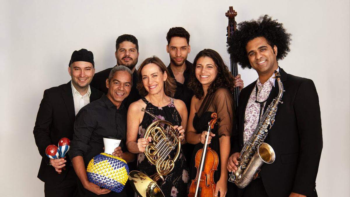 Sarah Willis acompañada por Sarahbanda -un ensamble tan peculiar como eficaz, que combina cuerdas, vientos y una nutrida base de percusión afrocubana.