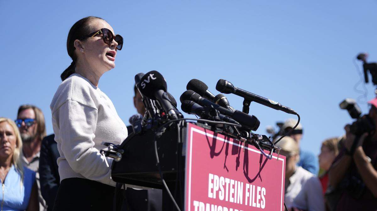 Chauntae Davies, una de las víctimas del delincuente sexual Jeffrey Epstein, participa en una conferencia de prensa con otras víctimas para exigir la publicación de los archivos del caso, el miércoles 3 de septiembre de 2025, en Washington DC.