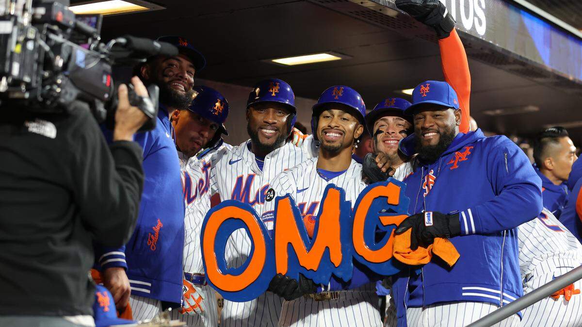 El torpedero de los Mets Francisco Lindor (centro) celebra con sus compañeros de equipo tras pegar un jonrón con bases llenas en el sexto inning del partido ante los Filis de Filadelfia, celebrado el 9 de octubre de 2024 en Nueva York.