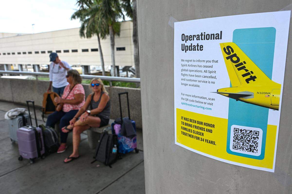 Un mensaje de Spirit Airlines para los clientes se observa en un folleto después de que la compañía cesara sus operaciones globales en el Aeropuerto Internacional de Fort Lauderdale-Hollywood, en Fort Lauderdale, Florida, el 2 de mayo de 2026.