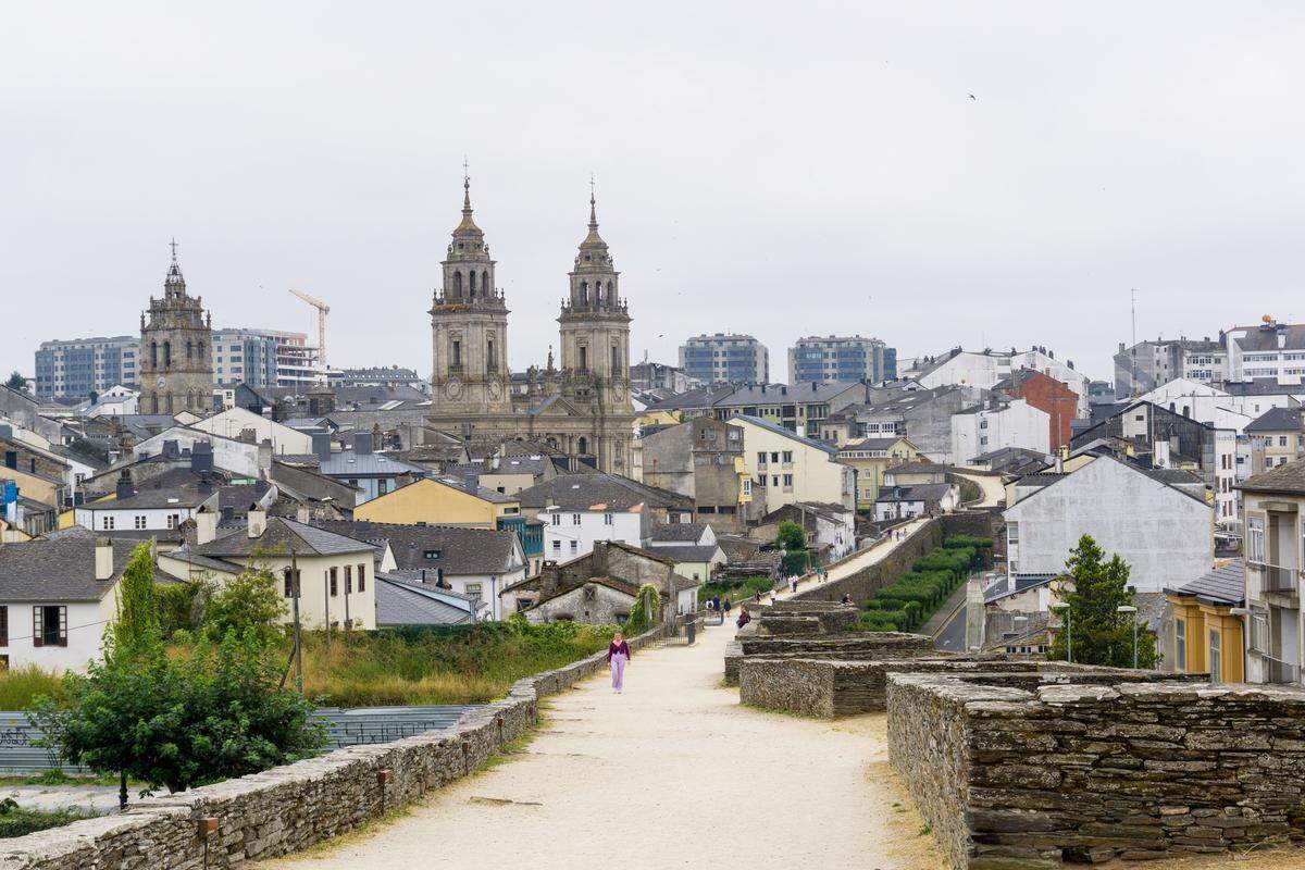 La ciudad de Lugo (Galicia, España) cuenta con tres sitios reconocidos como Patrimonio de la Humanidad por la UNESCO. 