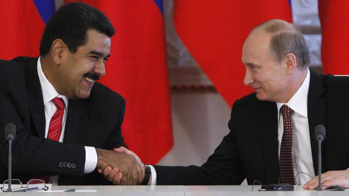 El presidente ruso, Vladimir Putin estrecha la mano a Nicolás Maduro, durante una ceremonia de firma de acuerdos el 5 de julio del 2013 en Moscú.