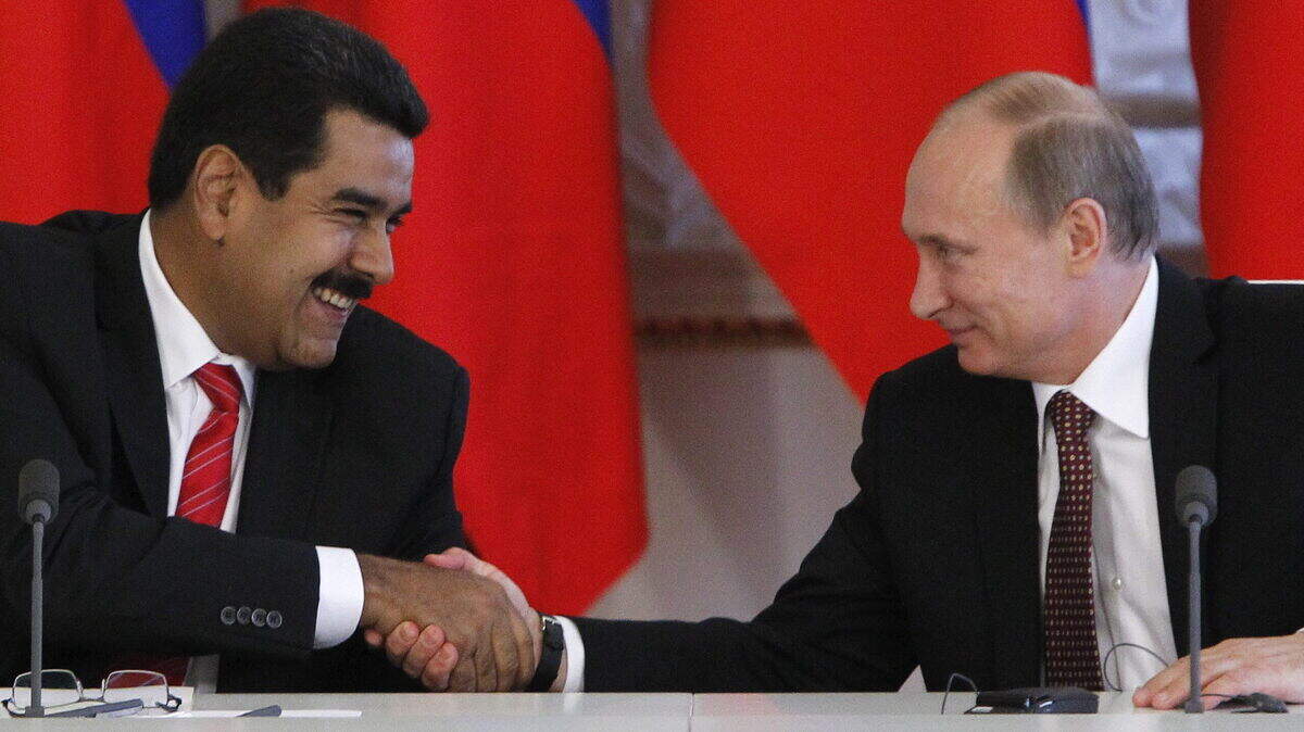 El presidente ruso, Vladimir Putin estrecha la mano a Nicolás Maduro, durante una ceremonia de firma de acuerdos el 5 de julio del 2013 en Moscú.