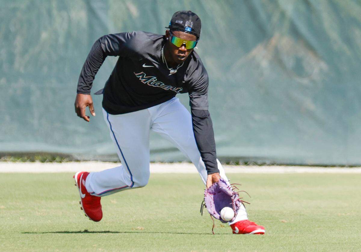 El jardinero central de los Marlins Jazz Chisholm Jr. atrapa una pelota en una práctica de los Marlins en el entrenamiento de primavera, el 21 de febrero de 2023 en Jupiter, Florida.