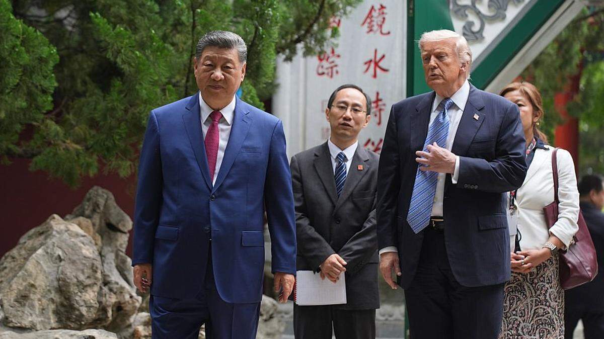 El presidente de EEUU, Donald Trump, y el presidente de China, Xi Jinping, recorren el complejo de liderazgo de Zhongnanhai el 15 de mayo de 2026 en Pekín, China.