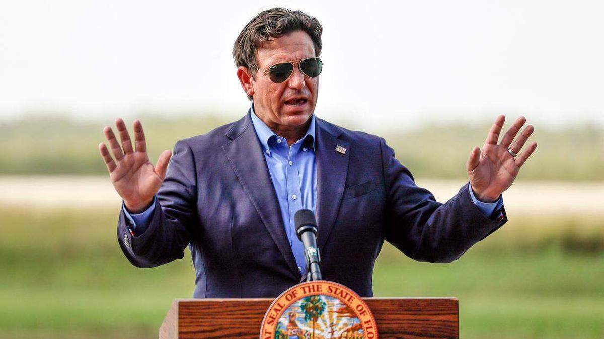 El gobernador Ron DeSantis habla con los periodistas durante una conferencia de prensa en la pista de aterrizaje de Alligator Alcatraz en Ochopee, Florida, el viernes 25 de julio de 2025. FOTO: AL DIAZ adiaz@miamiherald.com