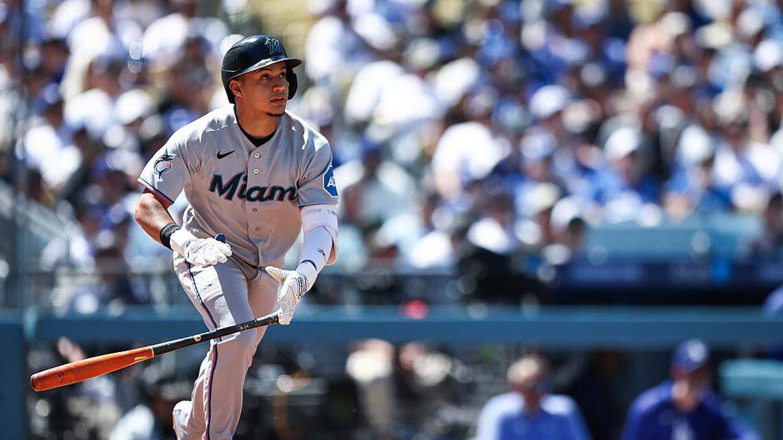 Javier Sanoja pegó el hit que impulsó la carrera de la ventaja en el octavo inning para los Marlins, que  derrotaron el miércoles 3-2 a los Dodgers.