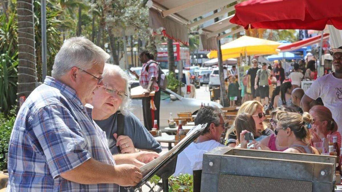 Miami Beach quiere regular a los restaurantes y cafeterías que no anuncian precios o intentan engañar a los clientes para que pidan alimentos y bebidas caras. 