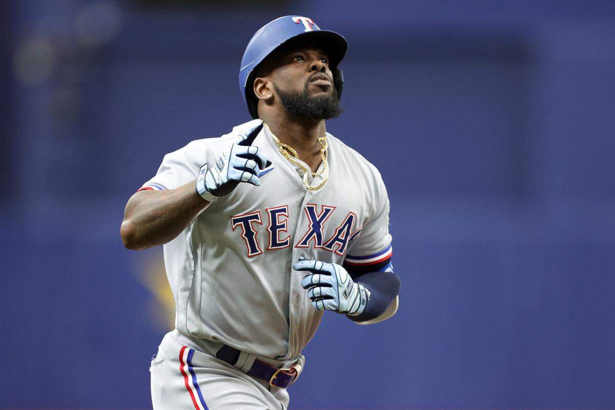 El jardinero de los Rangers de Texas Adolis García celebra tras pegar un jonrón en el cuarto inning del partido ante los Rays, celebrado el 4 de octubre de 2023 en el Tropicana Field de St. Petersburg, Florida.