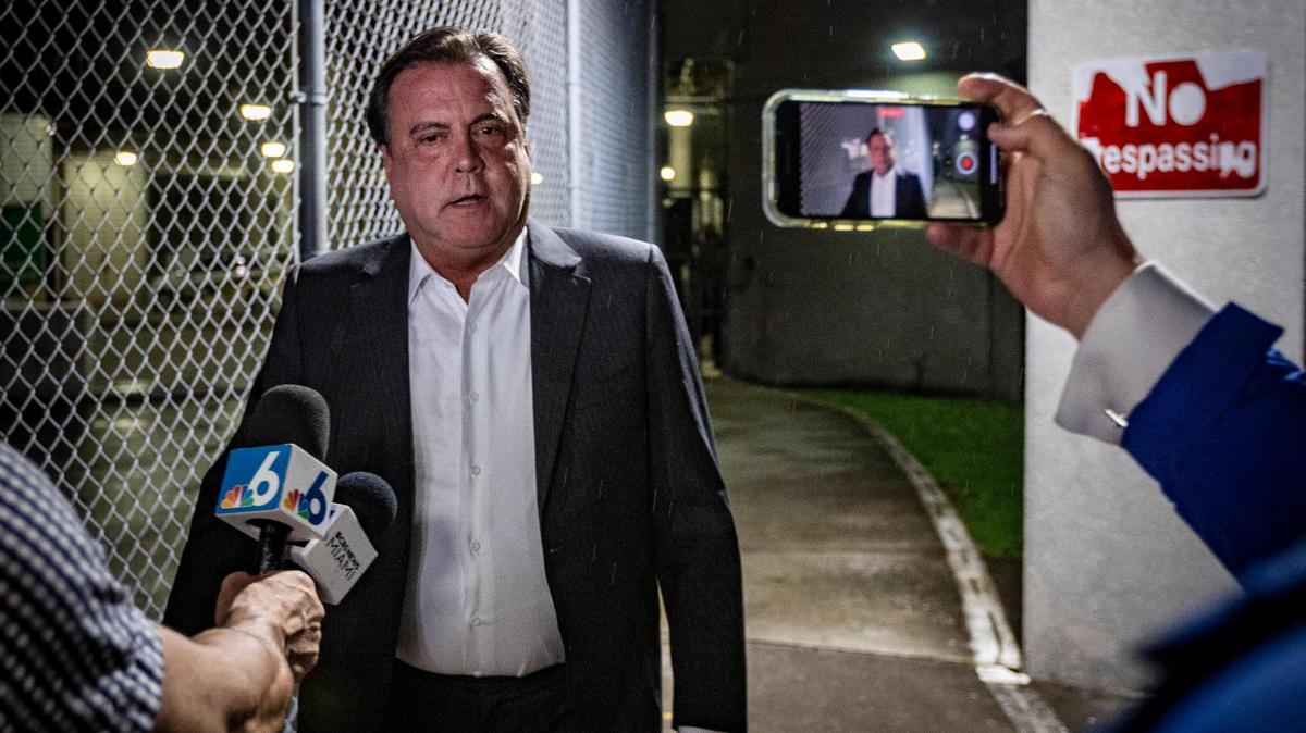 El desafiante comisionado de la ciudad de Miami, Alex Díaz De La Portilla, habla con los periodistas después de que lo dejaran salir del centro de detención de TGK tras su arresto en Miami, Florida, el 14 de septiembre de 2023.