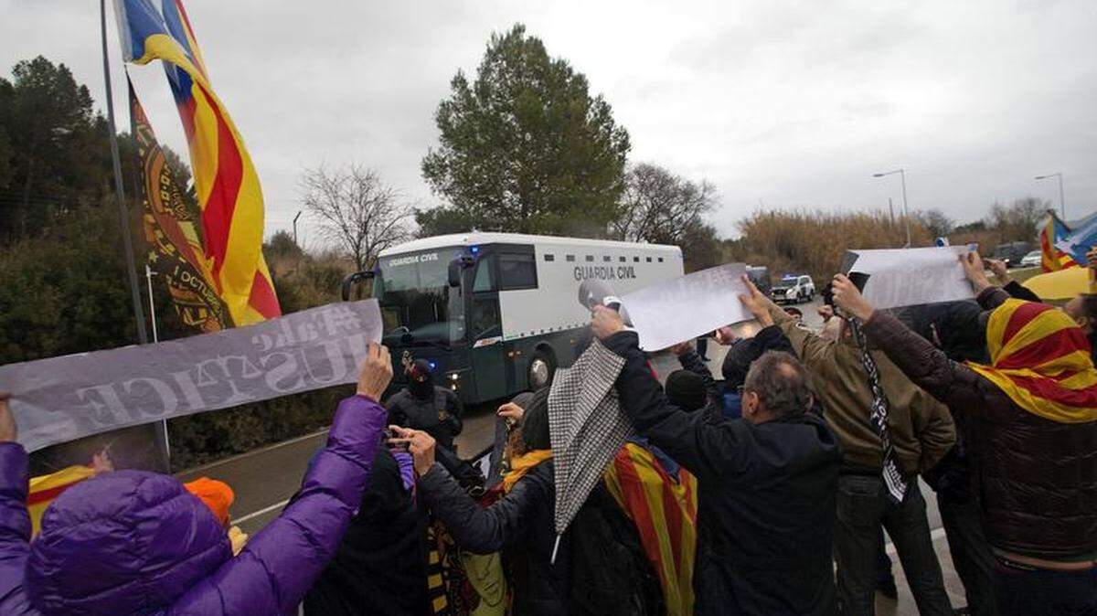 Manifestantes muestran su apoyo, el 1 de febrero del 2019 a la salida de la prisión de Brians, a los nueve presos independentistas que son trasladados en un autobús de la Guardia Civil a Madrid donde ingresarán en las prisiones de Alcalá Meco y Soto del Real y donde permanecerán mientras dure el juicio del procés en el Tribunal Supremo. (EFE / Alejandro García)