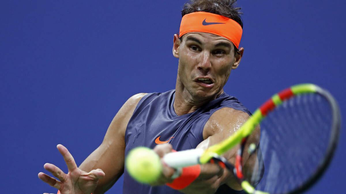 RAFAEL NADAL retorna una pelota a Dominic Thiem, de Austria, durante los cuartos de final del U.S. el 4 de septiembre en  Nueva York.