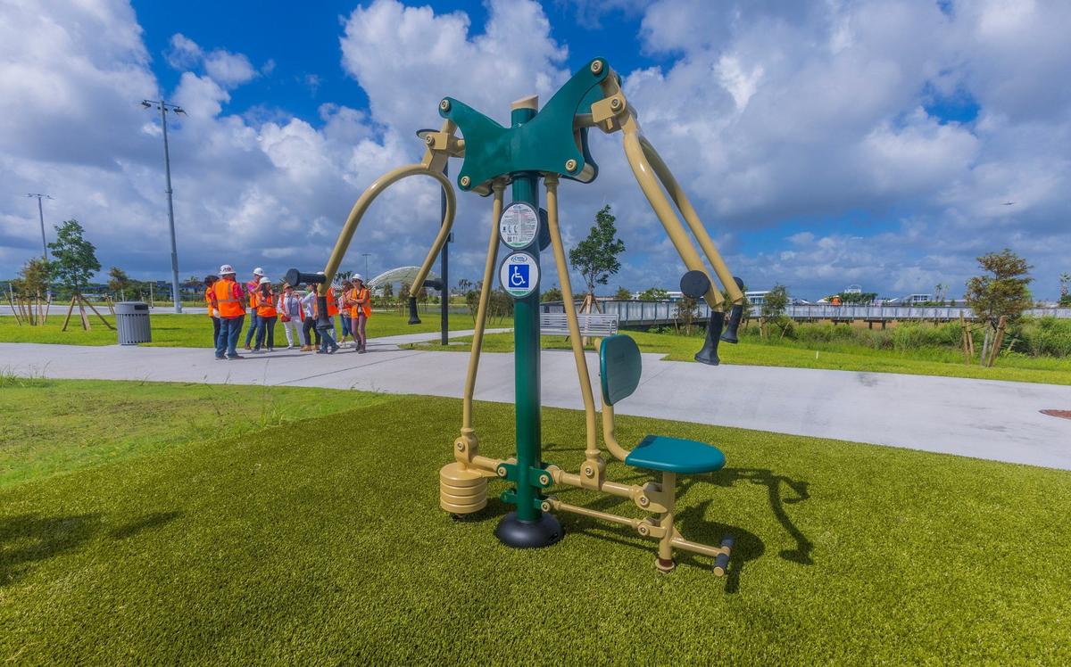 Vista de una máquina de ejercicios en el Doral Central Park, ubicado en 78 acres, el parque más grande de la ciudad y uno de los más grandes de la región, el miércoles 24 de julio de 2024.