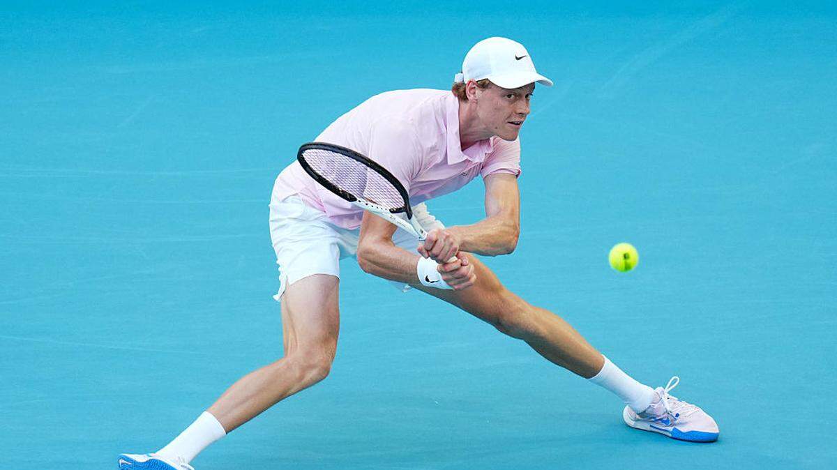 El italiano Jannik Sinner se clasificó este martes para los cuartos de final del Masters 1000 de Miami al vencer al estadounidense Alex Michelsen en dos sets 7-5 y 7-6 (7/4).