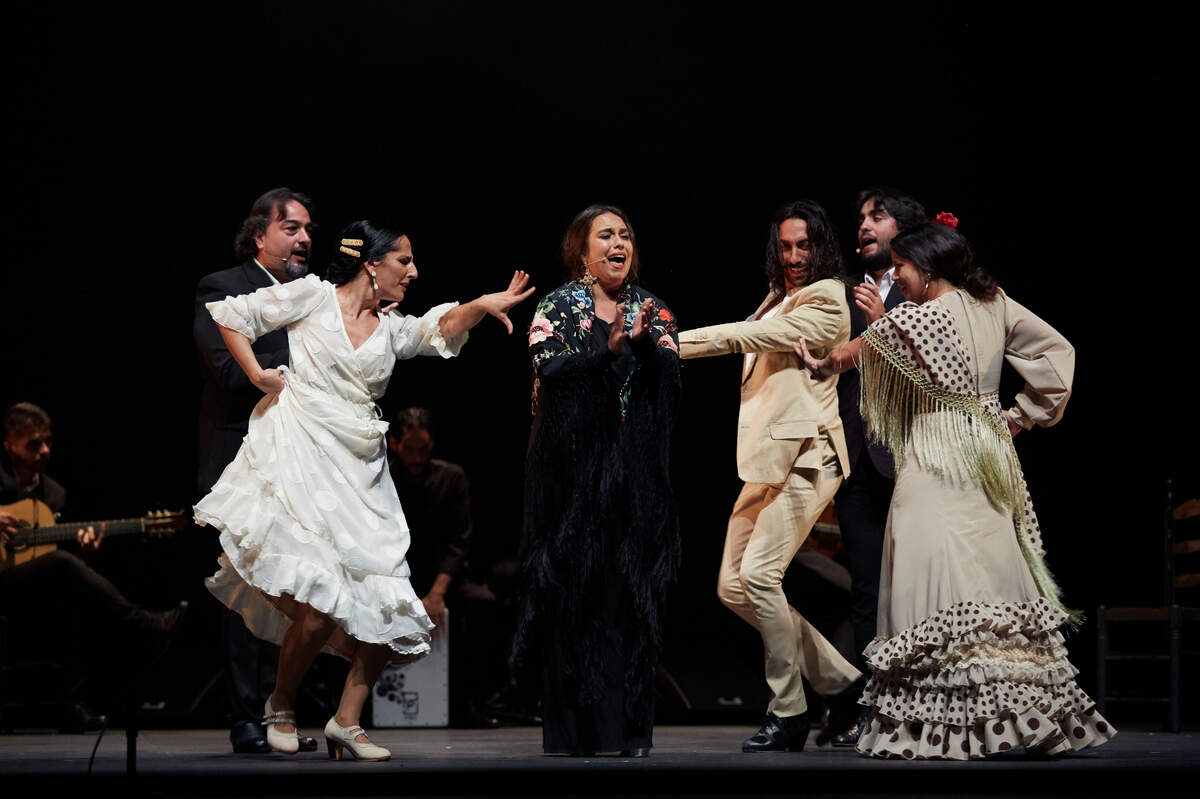 Las “Estrellas del Flamenco” (en primer plano, de izquierda a derecha) son Mercedes Ruiz, María Terremoto, Eduardo Guerrero y María Moreno.
