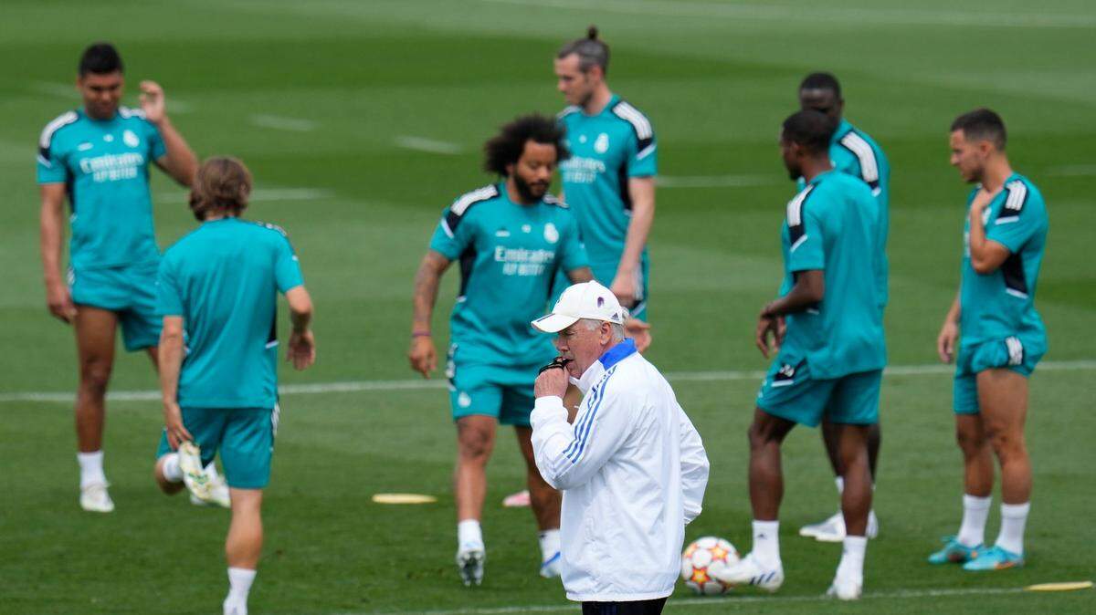 Los jugadores del Real Madrid realizan una práctica bajo la mirada del entrenador Carlo Ancelotti, el 24 de mayo de 2022 en la capital española. El equipo blanco jugará con Liverpool la final de la Liga de Campeones el próximo sábado 28 de mayo.