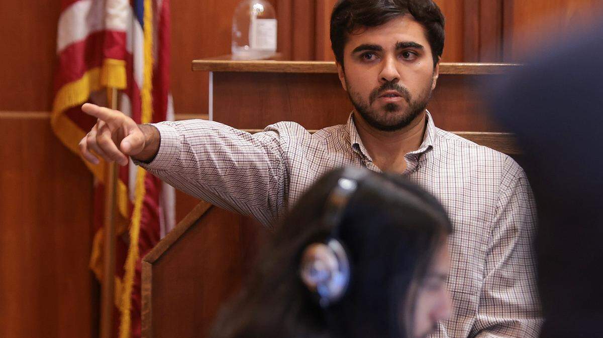 Christopher Monzón, el partidario republicano golpeado en Hialeah, identifica a Javier López durante la audiencia de López el lunes 7 de noviembre de 2022, en el tribunal del juez Zachary N. James, en el Edificio de Justicia Richard E. Gerstein en Miami.