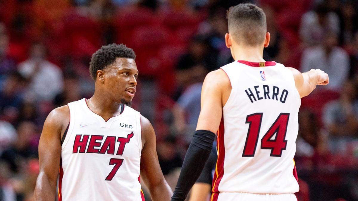 El guardia de puntos del Miami Heat Kyle Lowry (7) y el guardia Tyler Herro (14) hablan en la cancha durante el primer cuarto de un juego de baloncesto de la NBA contra Orlando Magic en el FTX Arena de Miami, Florida, el lunes 25 de octubre de 2021.