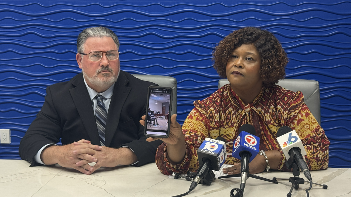 Katrina Touchstone, comisionada de la pequeña ciudad de Broward, West Park, se dirige a los medios en una conferencia de prensa el 22 de agosto en Miami Lakes. Touchstone está demandando a la ciudad, a la alcaldesa, a la secretaria municipal y al administrador municipal por conducta indebida en las reuniones municipales, incluyendo el cierre abrupto de las sesiones.