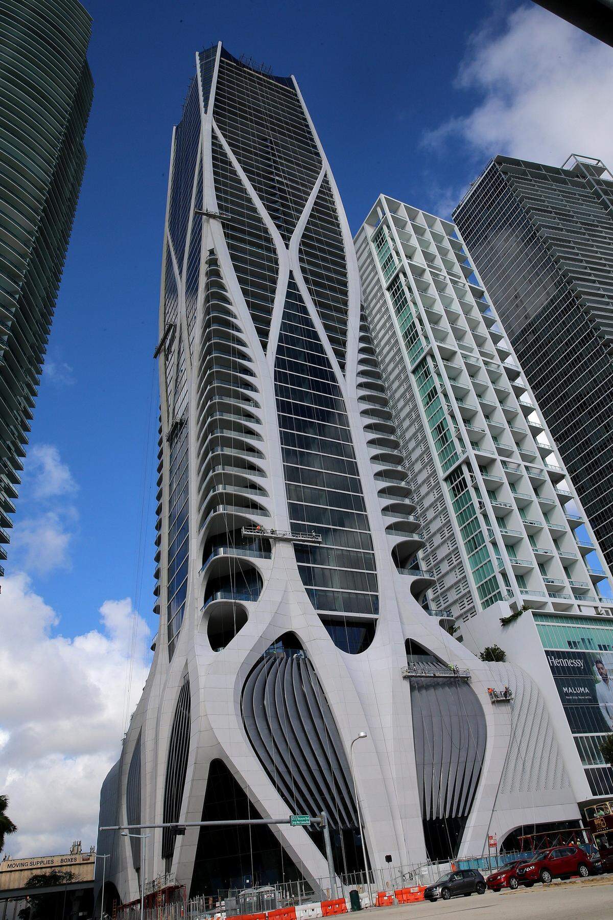 El penthouse de cinco habitaciones y seis baños que David y Victoria Beckham acaban de vender ocupa un piso completo del edificio One Thousand Museum, en 1000 Biscayne Boulevard, diseñado por la arquitecta Zaha Hadid, ganadora del premio Pritzker.