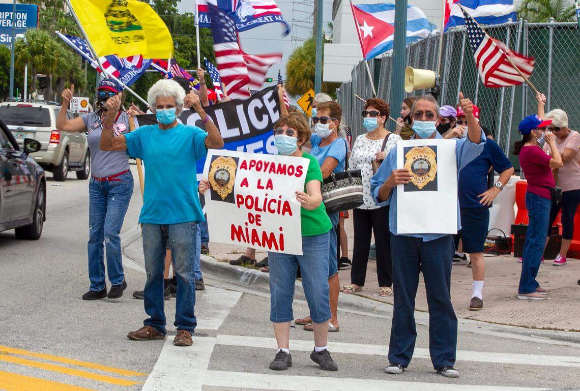 Un grupo de activistas cubanos se manifiesta en apoyo al Departmento de Policía de Miami y del presidente Trump, frente al restaurante Versailles, el 17 de junio.