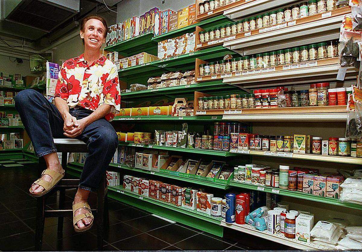 En esta foto del 18 de abril de 1997, Sandy Pukel, propietario de la tienda de alimentos saludables Oak Feed en Coconut Grove, posa frente al mostrador de galletas, que en ese momento se había reducido porque Pukel se negaba a vender productos con azúcar. Oak Feed cerró en 2004.