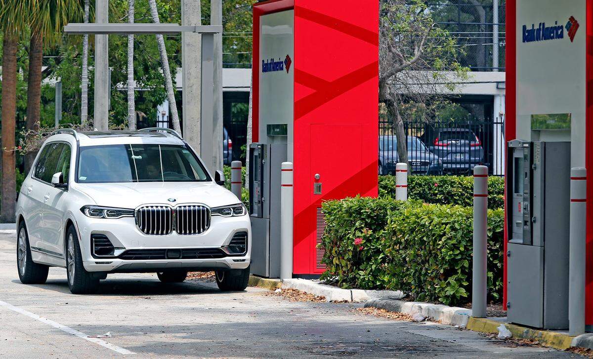 Una persona accede a una ATM en una sucursal de Bank of America en Fort Lauderdale , el 16 de abril.