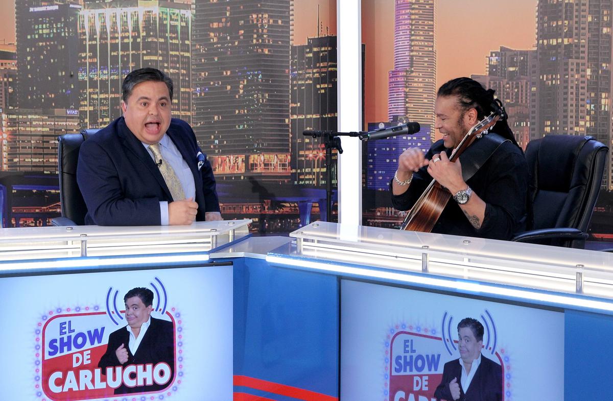 El comediante y presentador Carlucho con el cantautor Amaury Gutiérrez, durante la trasmisión en vivo de su nuevo programa, El show de Carlucho, en los estudios de Univista.tv, en Miami Lakes, el 21 de marzo.