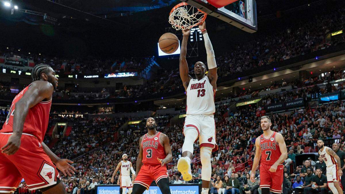 El centro del Heat Bam Adebayo clava la pelota en el partido ante los Bulls de Chicago, celebrado el 19 de octubre de 2022 en Miami.