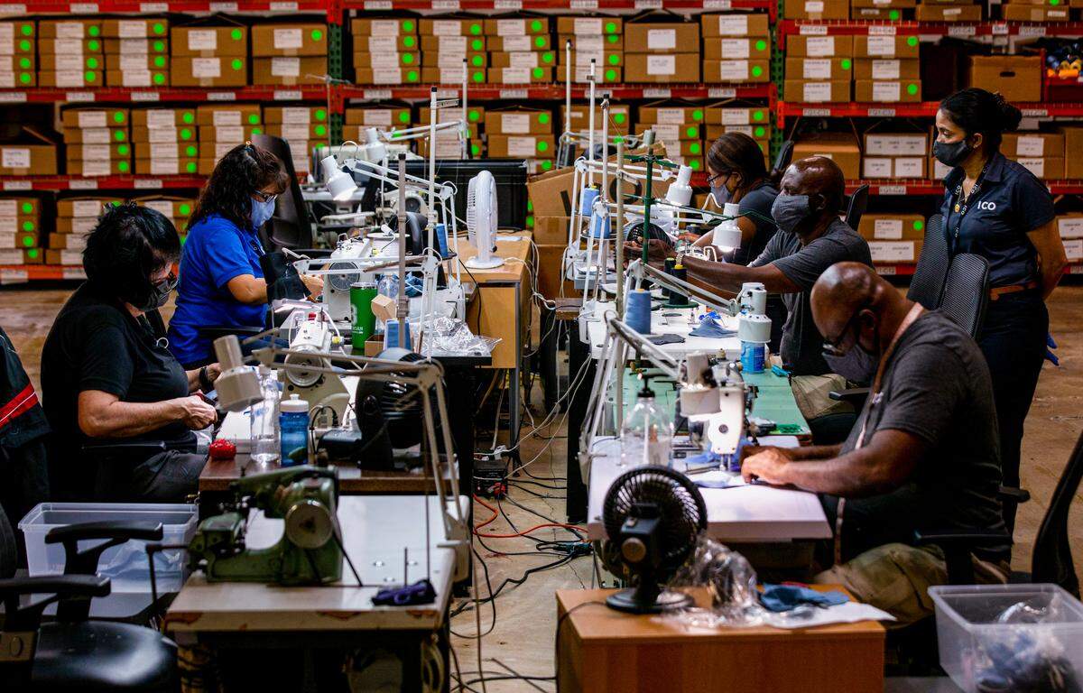 Los sastres cosen máscaras de grado no médico en ICO Uniforms en Miami Gardens el miércoles 1 de abril de 2020. El fabricante de uniformes ha comenzado a producir máscaras para combatir la pandemia de coronavirus en el sur de Florida.