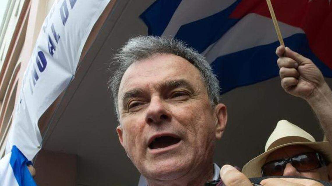 Ramón Saúl Sánchez, presidente del Movimiento Democracia, habla durante una manifestación el domingo 15 de abril de 2018, en el corazón de la Pequeña Habana,en la ciudad de Miami, Florida (Estados Unidos), contra la intención del gobierno cubano de asignar por "dedazo" a un nuevo líder de la Revolución Cubana, el exprofesor Miguel Díaz Canel.