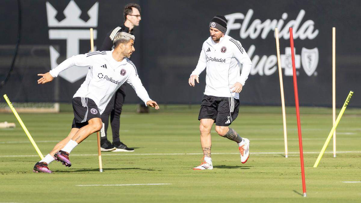 Los delanteros del Inter Miami Luis Suárez (izq.) y Lionel Messi entrenan durante la primera práctica del equipo en la pretemporada, celebrada el 13 de enero de 2025 en Fort Lauderdale, Florida.