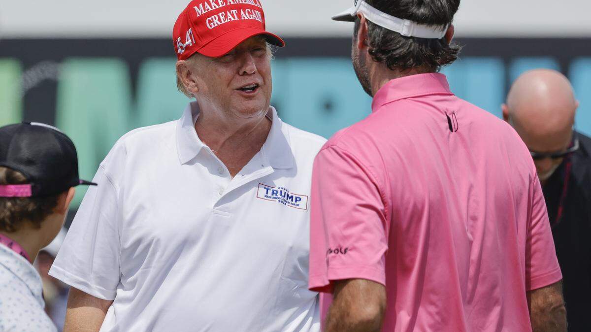 El expresidente Donald Trump conversa con el golfista Bubba Watson, durante el torneo LIV Golf Miami en el resort Trump Nacional Doral, en Florida, el domingo 7 de abril de 2024.