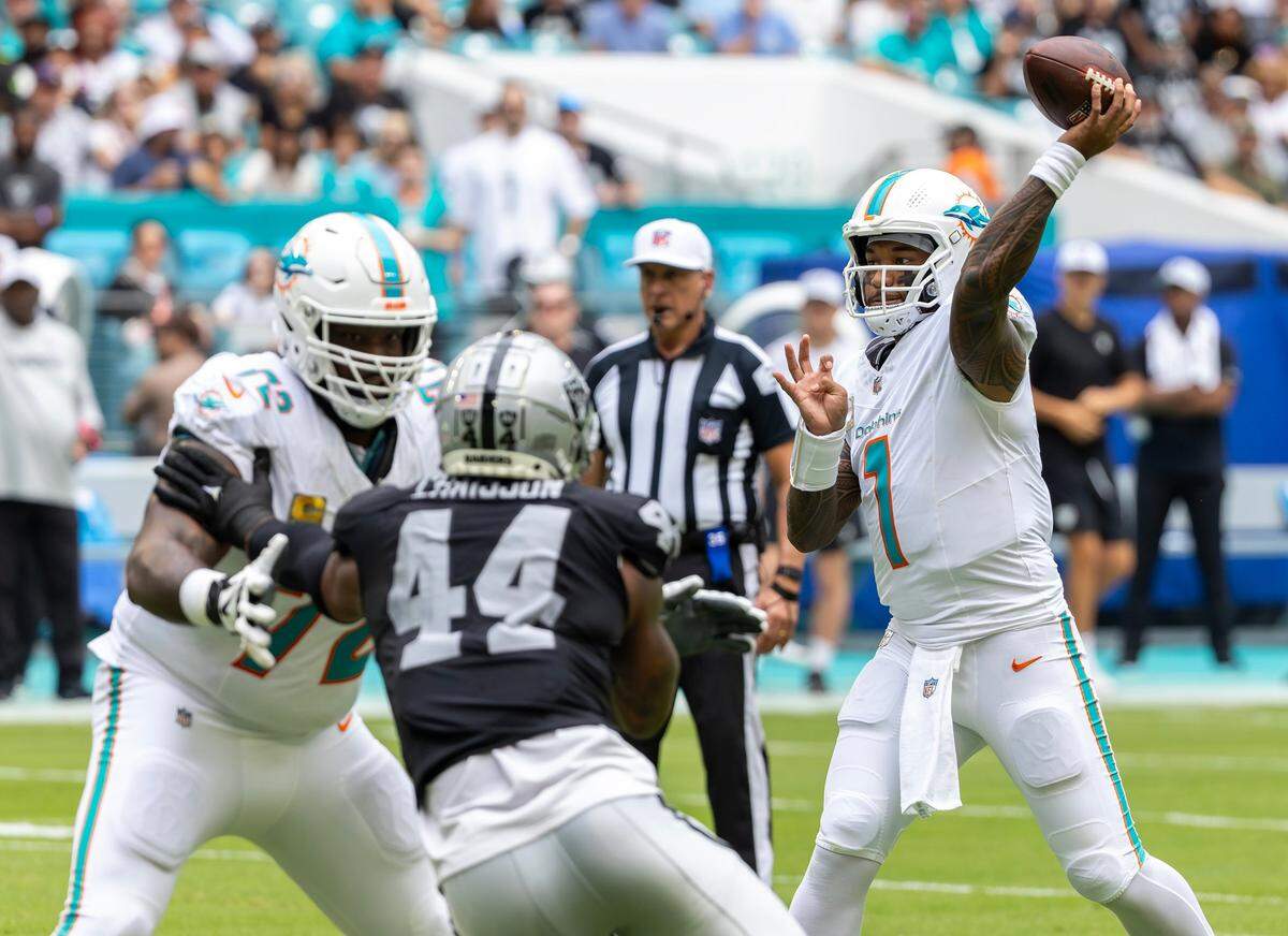 El quarterback de los Dolphins Tua Tagovailoa (1) pasa el ovoide en el partido ante los Raiders de Las Vegas, celebrado el 17 de noviembre de 2024 en el Hard Rock Stadium en Miami Gardens, Florida.
