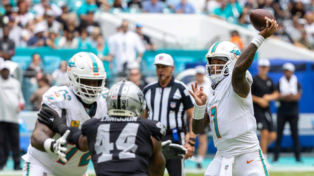 El quarterback de los Dolphins Tua Tagovailoa (1) pasa el ovoide en el partido ante los Raiders de Las Vegas, celebrado el 17 de noviembre de 2024 en el Hard Rock Stadium en Miami Gardens, Florida.
