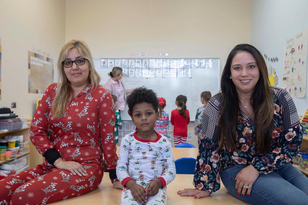 Lorena Gamboa Directora, Masón De Paz 4 años y Lety Carvajal CEO/Fundadora de Springview Academy of Hialeah (en primer plano). Ashley Correa, Directora de Admisiones, el viernes 23 de diciembre de 2022. El programa Thrive By 5 en Hialeah brinda asistencia a los padres que no pueden pagar la guardería.