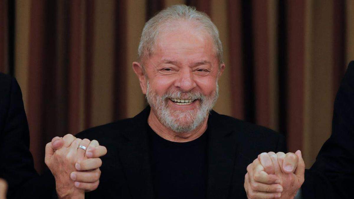 El ex presidente izquierdista Luiz Inácio Lula da Silva tiene un 44 por ciento del voto, mientras el actual presidente, el derechista Jair Bolsonaro, tiene un 26 por ciento. 