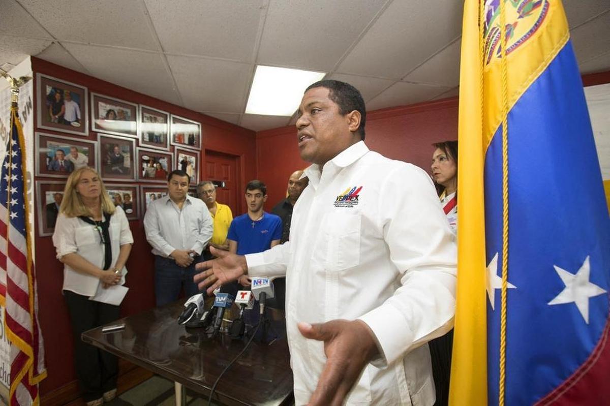 José Antonio Colina, presidente de la organización Venezolanos Perseguidos Politicos en el Exilio (VEPPEX), habla en una rueda de prensa de activistas venezolanos el 20 de marzo de 2015.