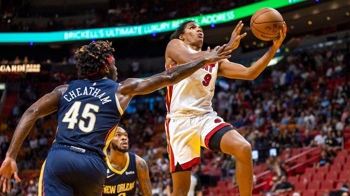 El jugador del Heat Dru Smith entra al aro ante la marca de Zylan Cheatham, de los Pelicans de New Orleans, en el partido celebrado el 12 de octubre de 2022 en Miami.