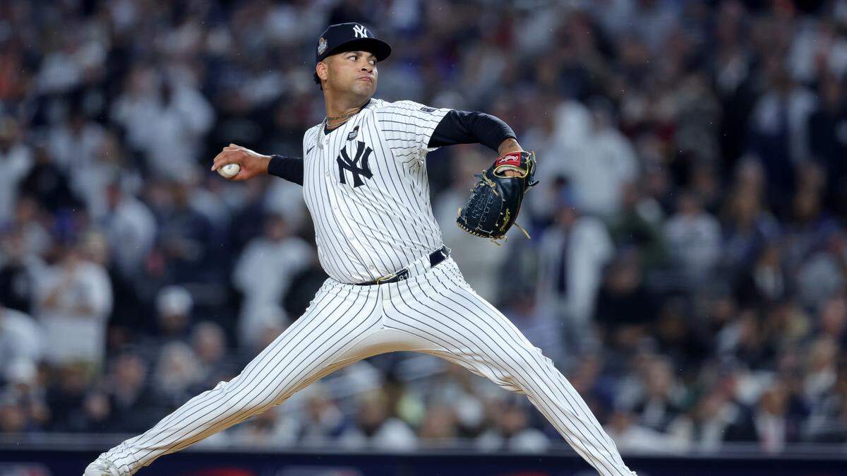 El joven derecho dominicano Luis Gil coronó su gran temporada con los Yankees de Nueva York al acreditarse este lunes el premio Novato del Año en la Liga Americana.