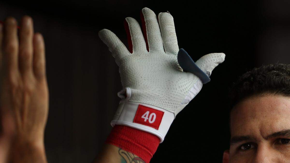 El venezolano Wilson Ramos, receptor titular de los Nacionales de Washington, fue secuestrado por tres día en 2011. En la imagen, Ramos celebra después de batear un jonrón el 3 de julio de 2016, en Washington. 