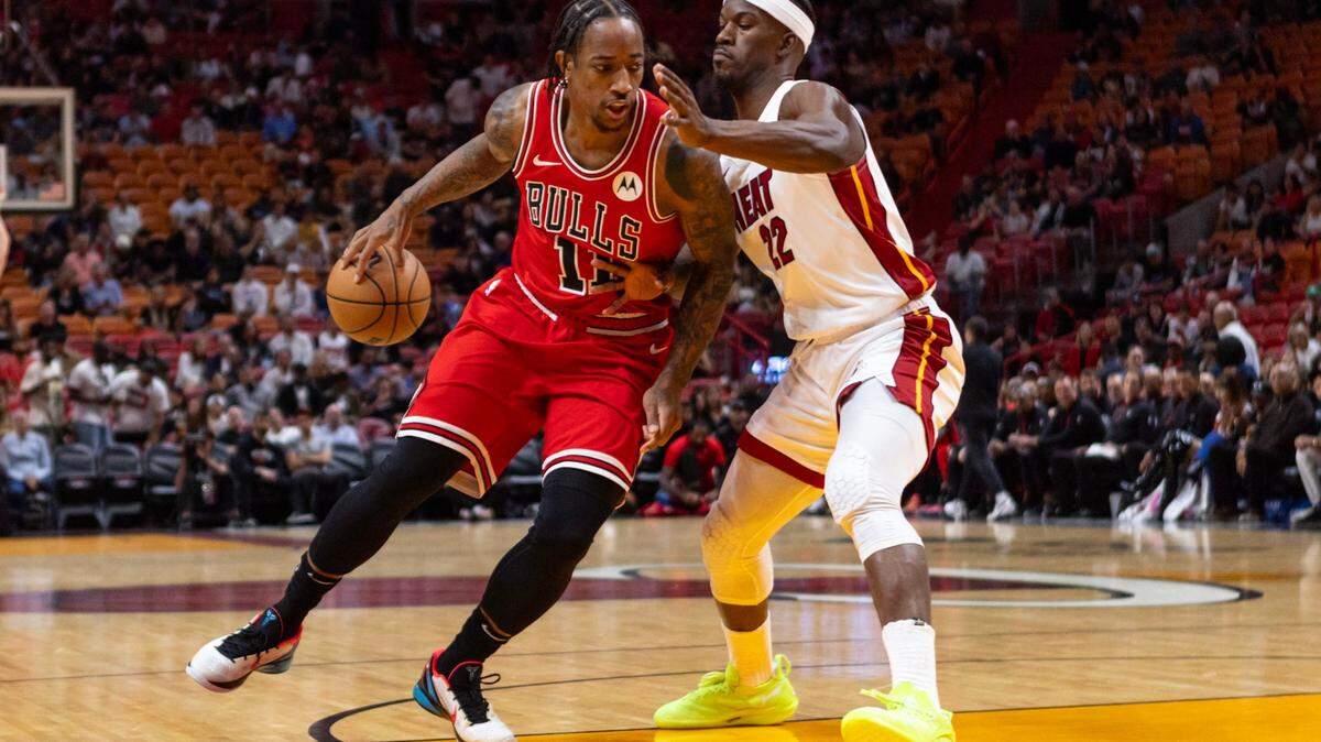El alero de los Chicago Bulls, DeMar DeRozan (11), impulsa al alero del Miami Heat, Jimmy Butler (22), durante la primera mitad de un partido de la NBA en el Kaseya Center en Miami, Florida, el jueves 14 de diciembre de 2023.