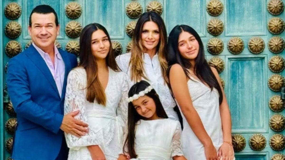 Mario Andrés Moreno con su esposa Bárbara Bermudo y sus hijas, Camila Andrea, Mia Andrea y Sofía Andrea, en una graduación escolar en septiembre del 2024. El periodista tomó la decisión de dejar su posición como conductor en Mega TV en unas vacaciones familiares, y ahora se propone seguir impulsando sus empresas con Bermudo.