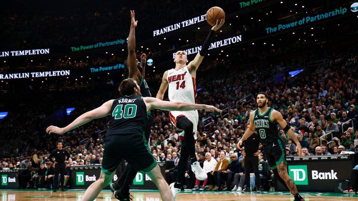 El jugador del Heat de Miami Tyler Herro entra al aro ante la defensa de los Celtics, en el partido celebrado el 2 de diciembre de 2024 en el TD Garden de Boston.